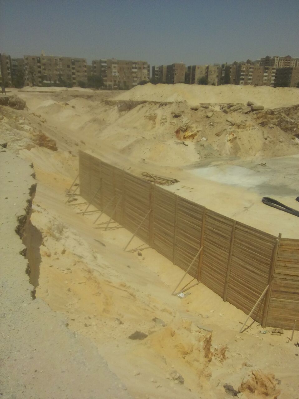 البدء فى شد خشب الحائط الخرسانى لبدروم عدد من القطع